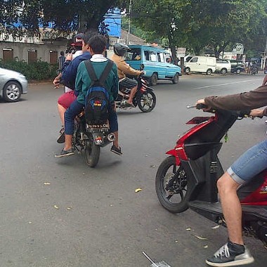Siswa SMP ini Bonceng Tiga, Langgar Lalin, dan Bercanda Seenaknya