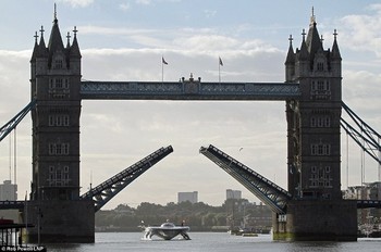 MS Turanor Planet Solar ketika memasuki Tower Bridge, London. (kredit foto: Rob Powell)