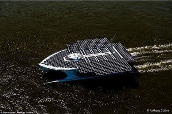 Ia memakai baterai lithium ion seberat 8,5 ton. Saat ini, si kapal digunakan sebagai laboratorium riset oleh Geneva University. (kredit foto: Anthony Collins)