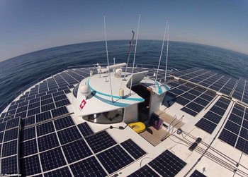 Pada September 2010, Turanor memulai perjalanan keliling dunia untuk membuktikan kemampuan tenaga suryanya. Ia memiliki 6 kru di dalam. (kredit foto: PlanetSolar)