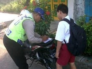 Bocah SMP dan SMA Cuek Bawa Motor ke Sekolah