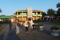 Wisatawan bergaya di kawasan wisata Gua Manjang. Di sini tersedia fasilitas berupa restoran dan toko suvenir untuk wisatawan (Ken Yunita/detikTravel)