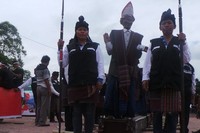 Sejarah munculnya boneka Sigale-gale ketika seorang raja Batak tidak rela kehilangan anak kesayangannya di medan perang. Dibuatlah boneka kayu menyerupai anaknya dan konon bisa bergerak karena dimasuki roh si anak raja (Eny/detikTravel)