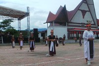 Karnaval Sigale-gale ini sebelumnya dibuka dengan tarian Tortor Sawan Sembilan. Tarian tortor ini bertujuan sebagai penolak bala (Eny/detikTravel)