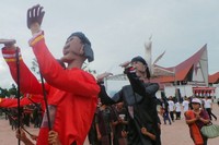 Karnaval Sigale-gale ini diikuti sekitar 300 peserta beberapa kelompok dengan berbagai kostum. Mulai dari kostum menyerupai sigale-gale itu sendiri hingga kostum warna-warni dengan rupa menyeramkan (Eny/detikTravel)