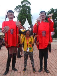 Inilah para peserta karnaval yang memakai kostum dan topeng mirip Sigale-gale. Mereka memakai kostum yang dilengkapi dua kayu di bagian tangan boneka sehingga bisa digerakkan-gerakkan (Eny/detikTravel)