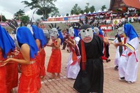 Karnaval Sigale-gale menempuh jarak sekitar 1,8 km. Karnaval dimulai dari Open Stage dan berakhir di Bukit Beta, Tuktuk, Samosir. Peserta didampingi Bupati Samosir Mangindar Simbolon berjalan kaki bersama (Eny/detikTravel)