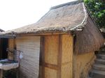 Rumah yang Dilumuri Kotoran Kerbau di Lombok