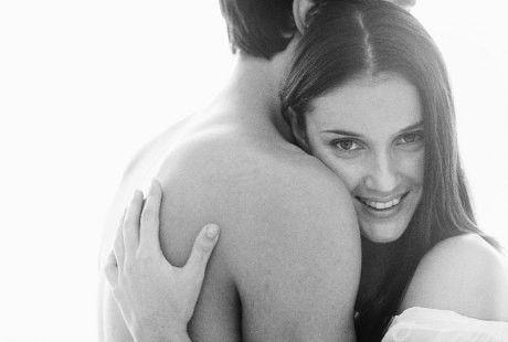 Survei: Dua Pertiga Orang Inggris Mengaku Haus Belaian Pasangan