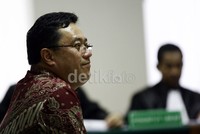 Budi Susanto mendengarkan pembacaan dakwaan. Lamhot Aritonang/detikFoto.