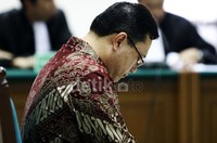 Budi Susanto tertunduk saat jaksa membacakan dakwaan untuk dirinya. Lamhot Aritonang/detikFoto.
