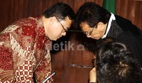Budi Susanto berdiskusi dengan kuasa hukumnya. Lamhot Aritonang/detikFoto.