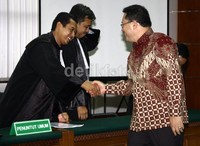 Budi Susanto menyalami jaksa penuntut umum. Lamhot Aritonang/detikFoto.