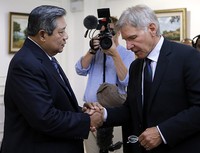 Presiden SBY menyambut kedatangan Harrison Ford. (Setpres).