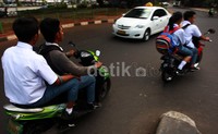 Sudah tidak memakai helm, melawan arus pula.