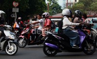 Perilaku tidak tertib ini, sangat membahayakan diri mereka serta pengendara lain.