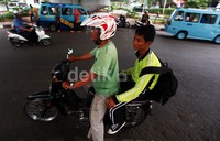 Tidak hanya pelajar, para orang tua yang menjemput mereka, juga melakukan hal yang sama.