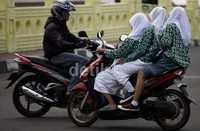 Mereka juga nekat berboncengan 3 orang sekaligus.