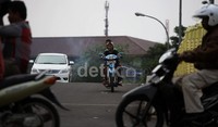 Seharusnya mereka tidak dibekali kendaraan bermotor, mengingat mereka belum berhak mendapat SIM.