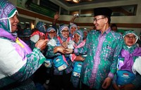 Menteri Agama Suryadharma Ali melepas keberangkatan jamaah haji.