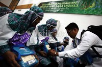 Petugas memeriksa kelengkapan jamaah haji.