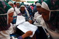 Para jamaah haji berkoordinasi sebelum diberangkatkan.