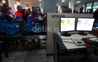 Jamaah menjalani pemeriksaan X-ray di Asrama Haji Pondok Gede.