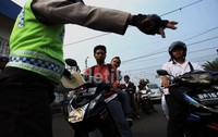 Polisi menghentikan rombongan pelajar yang baru saja pulang sekolah.
