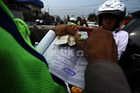 Surat-surat kendaraan diperiksa, termasuk surat izim mengemudi (SIM).