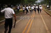 Aksi mereka dibubarkan warga.