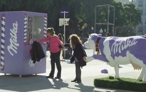 Harus Berpegangan Tangan Untuk Dapat Cokelat Gratis dari Vending Machine Ini