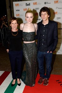 Sutradara Kelly Reichardt dan aktor Jesse Eisenberg bergabung bersama Dakota Fanning untuk berfoto bersama di depan kamera. Aaron Harris/Getty Images/AFP.     