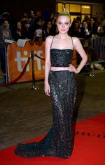 Berusia 19 Tahun, Dakota Fanning Tampak Dewasa