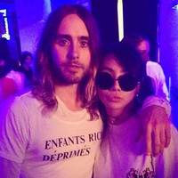 Dalam foto tersebut, vokalis band 30 Seconds to Mars, Jared Leto merangkul CL. (Instagram)