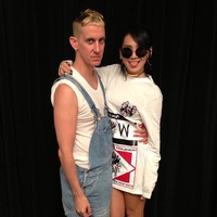 Jeremy Scott juga meng-upload fotonya bersama CL yang berambut hitam. (Instagram)