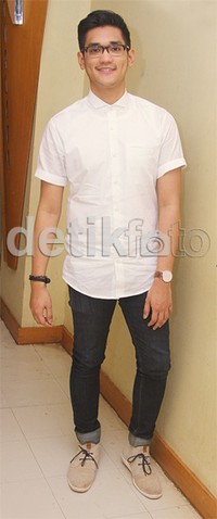 Afgan tampil dibalut kemeja putih, celana denim, dan sepatu coklat. Gus Mun/detikHOT.