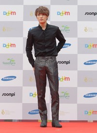 Dalam acara tersebut, Jaejoong menerima penghargaan 'Hallyu Drama OST Award' lewat lagu berjudul 'Living Like a Dream' di drama 'Dr. Jin'. Chung Sung-Jun/Getty Images.