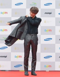 Jaejoong memakai jasnya. Chung Sung-Jun/Getty Images.