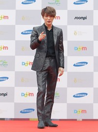 Ia tampil necis dibalut setelah jas dan celana yang serasi serta kemeja hitam. Chung Sung-Jun/Getty Images.