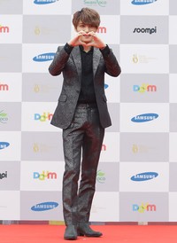 Pose 'love' Jaejoong. Chung Sung-Jun/Getty Images.