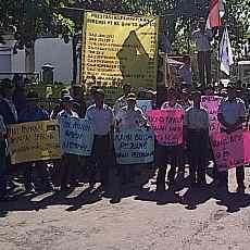 Ratusan Karyawan Pabrik Kertas Leces Demo Usung 9 Tuntutan