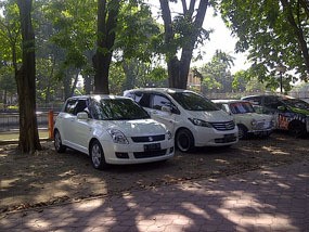 Mobil-mobil Siswa Sekolah Favorit Itu Terparkir Aman di Tepi Kalimas