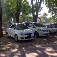 Mobil-mobil Siswa Sekolah Favorit Itu Terparkir Aman di Tepi Kalimas