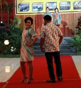 Melihat Polwan Berlenggak-lenggok di Atas Catwalk