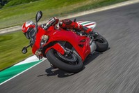 Berbagai teknologi khas Ducati seperti ABS, Ducati Traction Control (DTC) dan Engine Brake Control (EBC) menjadi standar di motor yang memiliki bobot 193 kg tersebut. (Ducati)