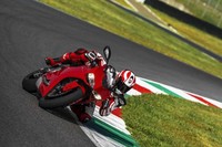 899 Panigale tersedia dalam dua pilihan warna yakni merah dengan pelek hitam dan putih dengan pelek merah. (Ducati)