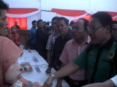 Rapat KPU Sumsel Tentukan Kemenangan Alex Noerdin Diwarnai Kericuhan