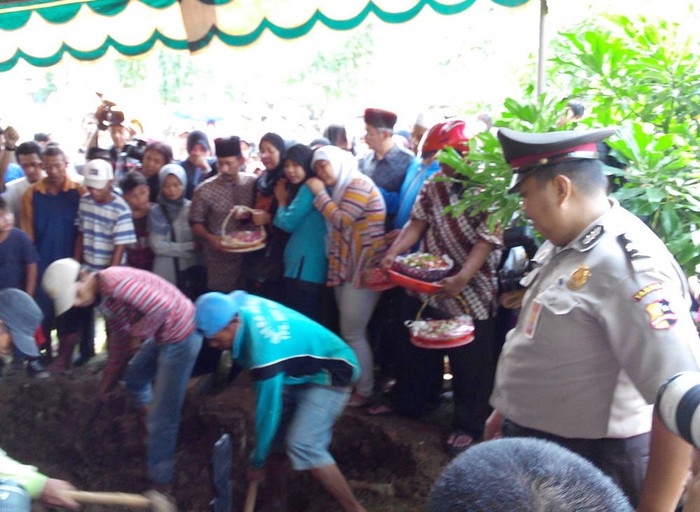 Tangis Keluarga Pecah Lihat Aipda Sukardi Diturunkan ke Liang Lahat