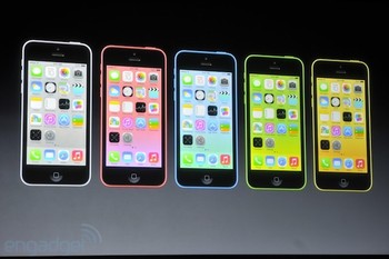     Sangat berbeda dengan produk sebelumnya, iPhone terbaru kini memiliki berbagai varian warna. iPhone 5C, misalnya, yang  tampil dalam lima pilihan warna yakni, biru, putih, pink, kuning dan hijau dengan dua pilihan kapasitas 16 GB dan 32 GB. (kredit foto: engadget)