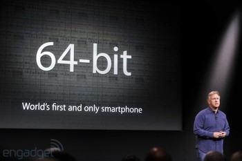 Meski masih menggunakan prosesor dual core, namun chip A7 yang dibenamkan pada iPhone 5S sudah mendukung perintah 64 bit. Prosesor jenis ini jauh lebih kuat dibanding prosesor sejenis yang masih menggunakan 32 bit. (kredit foto: engadget)
